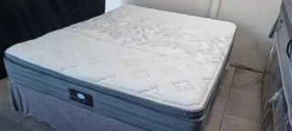 Selling Original Well Known Famous Name Branded Queen Pillow Top Matress With Bedbase  ( R3450 )