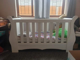 White Wooden Cot with Mattress & Bedding Set - Adjustable & Convertable