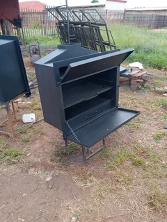 Title: Gates, fireplace, baglars, windows, fance, trellis