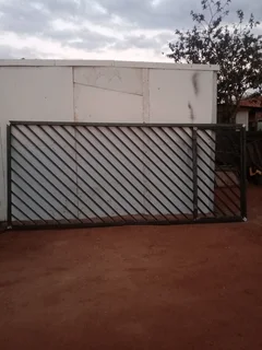 Title: Gates, fireplace, baglars, windows, fance, trellis