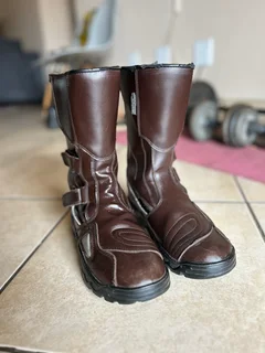 Motorcycle riding boots