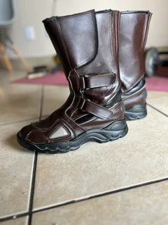 Motorcycle riding boots