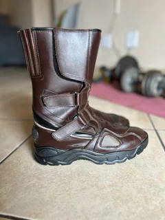 Motorcycle riding boots