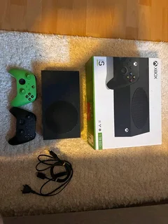 Xbox Series S in Carbon Black with 2 Controller