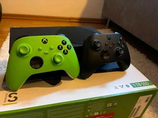 Xbox Series S in Carbon Black with 2 Controller