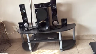 Samsung DVD & Surround Sound System (6 Speakers) - payment upon collex