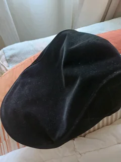 Gents Flat Caps worn once (1) Black (1)burgundy both for R300 cost R299 each at Woolworths Door