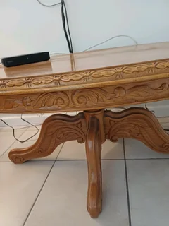 Lovely carved oval shaped coffee table Retro 40 years old quality wood