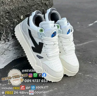 Off-white sponge mid top