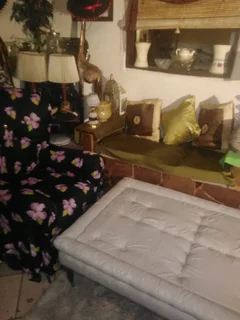 Resting couch with brass wheels