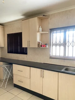 Light house- guest ( 284 Langton Road, Montclair 4004)