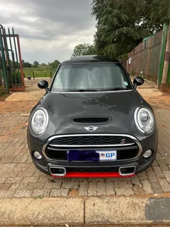 2014 Mini Cooper S Hatchback 2door sunroof DSG service book R160.000neg