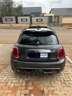 2014 Mini Cooper S Hatchback 2door sunroof DSG service book R160.000neg