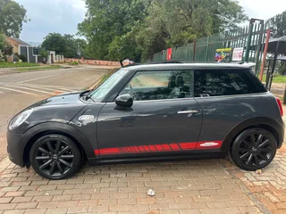 2014 Mini Cooper S Hatchback 2door sunroof DSG service book R160.000neg