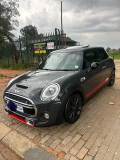 2014 Mini Cooper S Hatchback 2door sunroof DSG service book R160.000neg