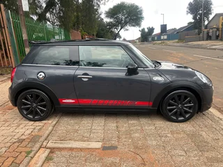 2014 Mini Cooper S Hatchback 2door sunroof DSG service book R160.000neg