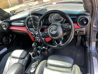 2014 Mini Cooper S Hatchback 2door sunroof DSG service book R160.000neg