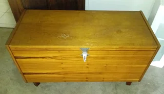 Wooden trunk or kissd.