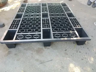 Plastic pallets and wooden pallets for sales