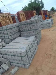 Paving&#39;s bricks  and Maxi Bircks for sales R550 per pallets