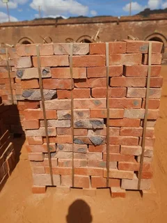 Paving&#39;s bricks  and Maxi Bircks for sales R550 per pallets