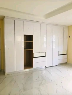 EXPERIENCED,  SKILLED,  COMPETENT AND PROFESSIONAL CARPENTER.