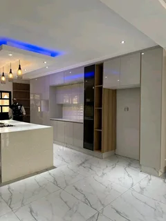 EXPERIENCED,  SKILLED,  COMPETENT AND PROFESSIONAL CARPENTER.