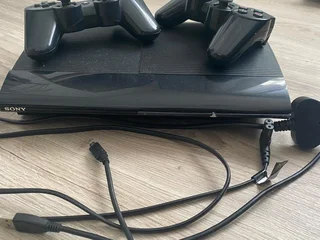 PlayStation 3 500GB (includes 2 controllers and 5 games)