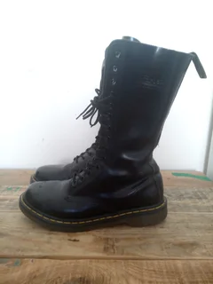 (Used) Doc Martens Boots - UK 8/EU 42