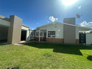3 bedroom house in Vanderbijlpark with flatlet. Lounge,kitchen,dining, lapa and patio. 0845860562