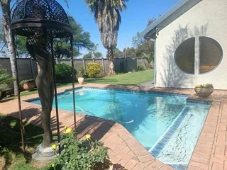 3 bedroom house for sale Vanderbijlpark, 2 bath, lapa, pool, double garage with carport. 0845860562