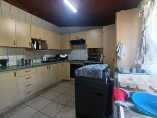 3 bedroom house for sale Sasolburg, 1 full bathroom, 1 guest toilet, garage, spacious. 0845860562