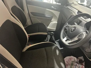 2023 Renault Triber 1.0 Intens 7 Seater