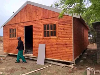 We specializing Wendy&#39;s houses Logo home