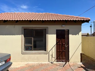 Ensuite Rom Available now in ext. 27 Protea Glen