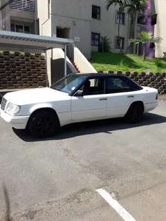 1997 Mercedes-Benz E220 (W124) Manual – R50,000