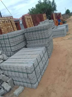 Paving&#39;s bricks  and Maxi Bricks for sales R550 per pallets