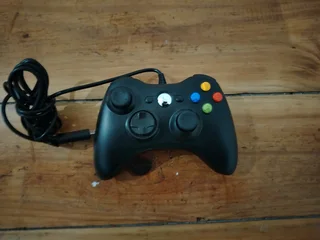 Wired Xbox-Style USB Game Controller – Excellent Condition