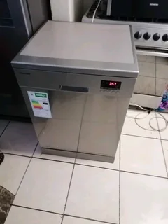 Silver hisense 14 place dishwasher