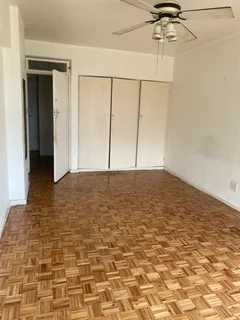 1.5 Bedroom flat in Victoria embankment R6500