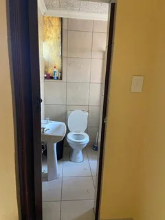  Spacious Bachelor Ensuite to Let – Malvern East, Germiston Close to St Patrick Church✨ Property