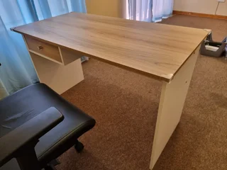 Office desk, in excellent conditions, purchased in 2023