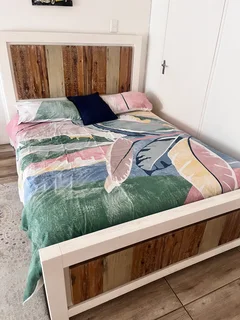 Headboard &#43; High-Quality Mattress for Sale – Excellent Condition
