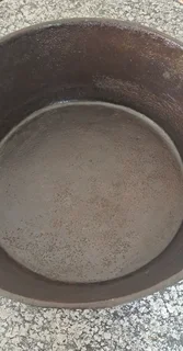 Cast Iron Potjie Pot with flat base and lid./ Second hand.