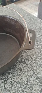 Cast Iron Potjie Pot with flat base and lid./ Second hand.