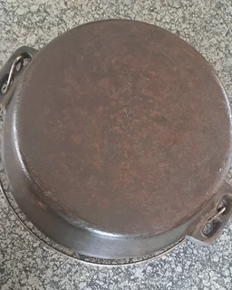 Cast Iron Potjie Pot with flat base and lid./ Second hand.