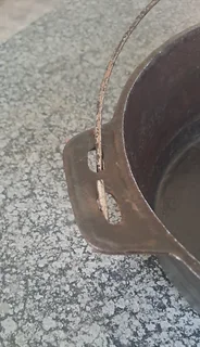 Cast Iron Potjie Pot with flat base and lid./ Second hand.