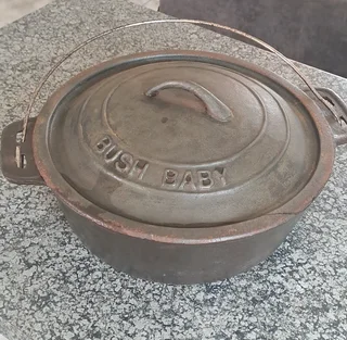 Cast Iron Potjie Pot with flat base and lid./ Second hand.