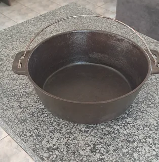 Cast Iron Potjie Pot with flat base and lid./ Second hand.