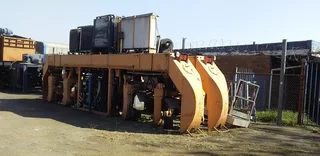 1999 40TON STRADDLE CRAWLER CRANE